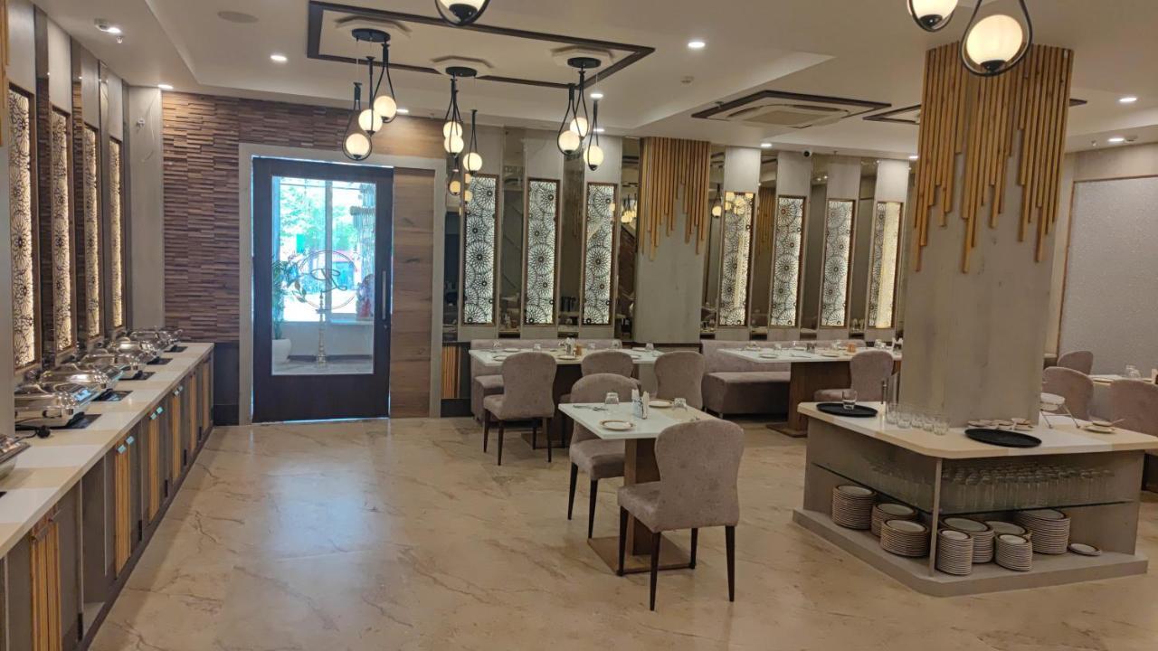 Hotel Prime Land Varanasi Esterno foto