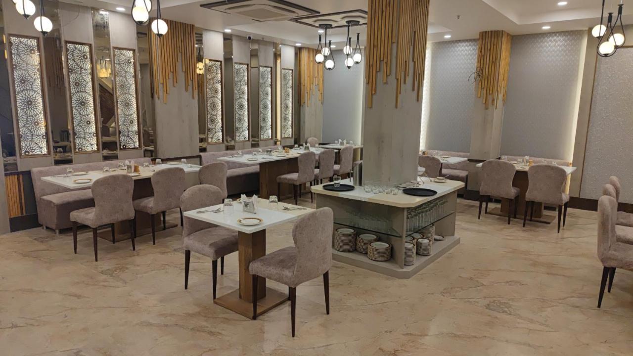 Hotel Prime Land Varanasi Esterno foto