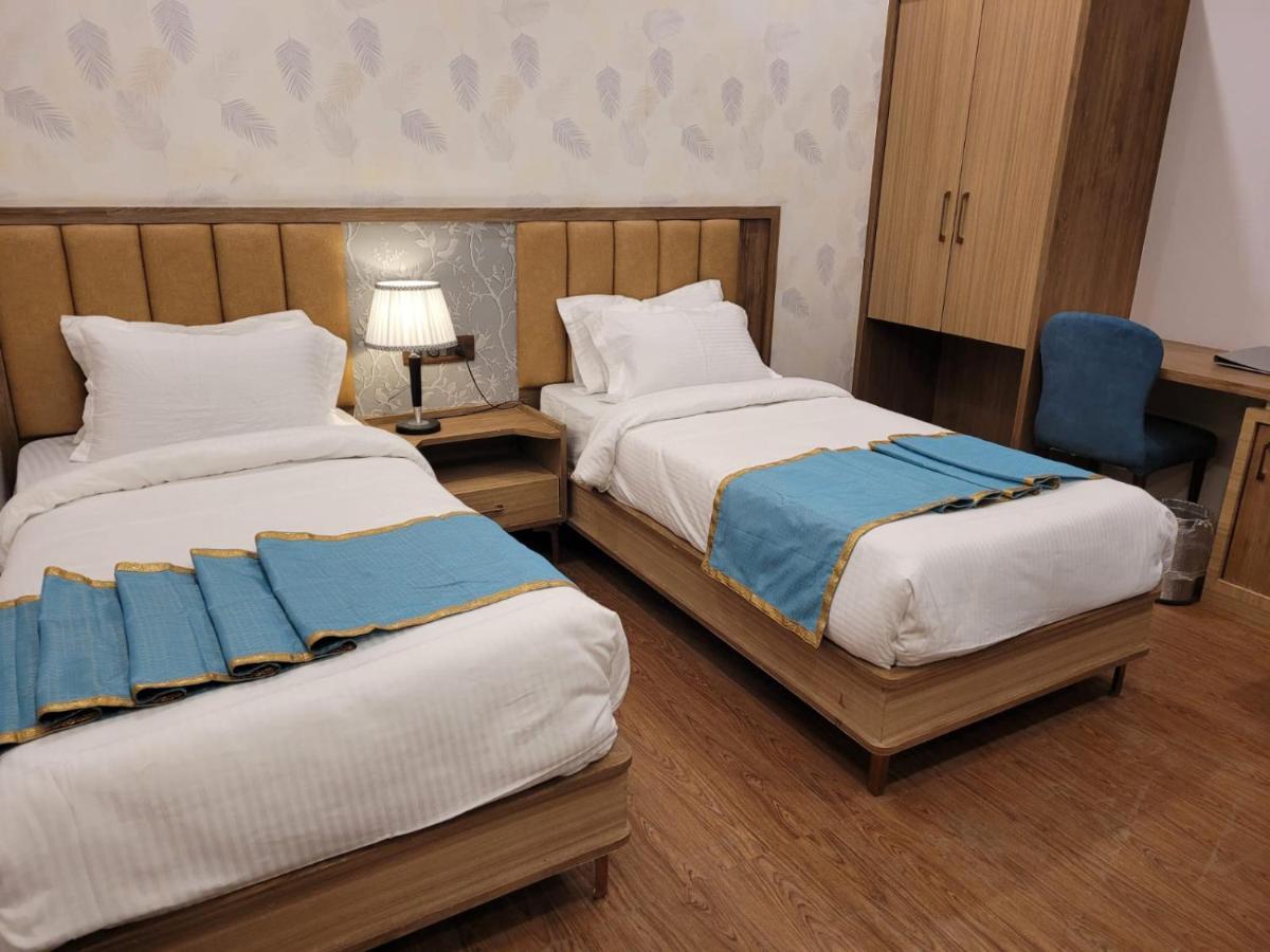 Hotel Prime Land Varanasi Esterno foto