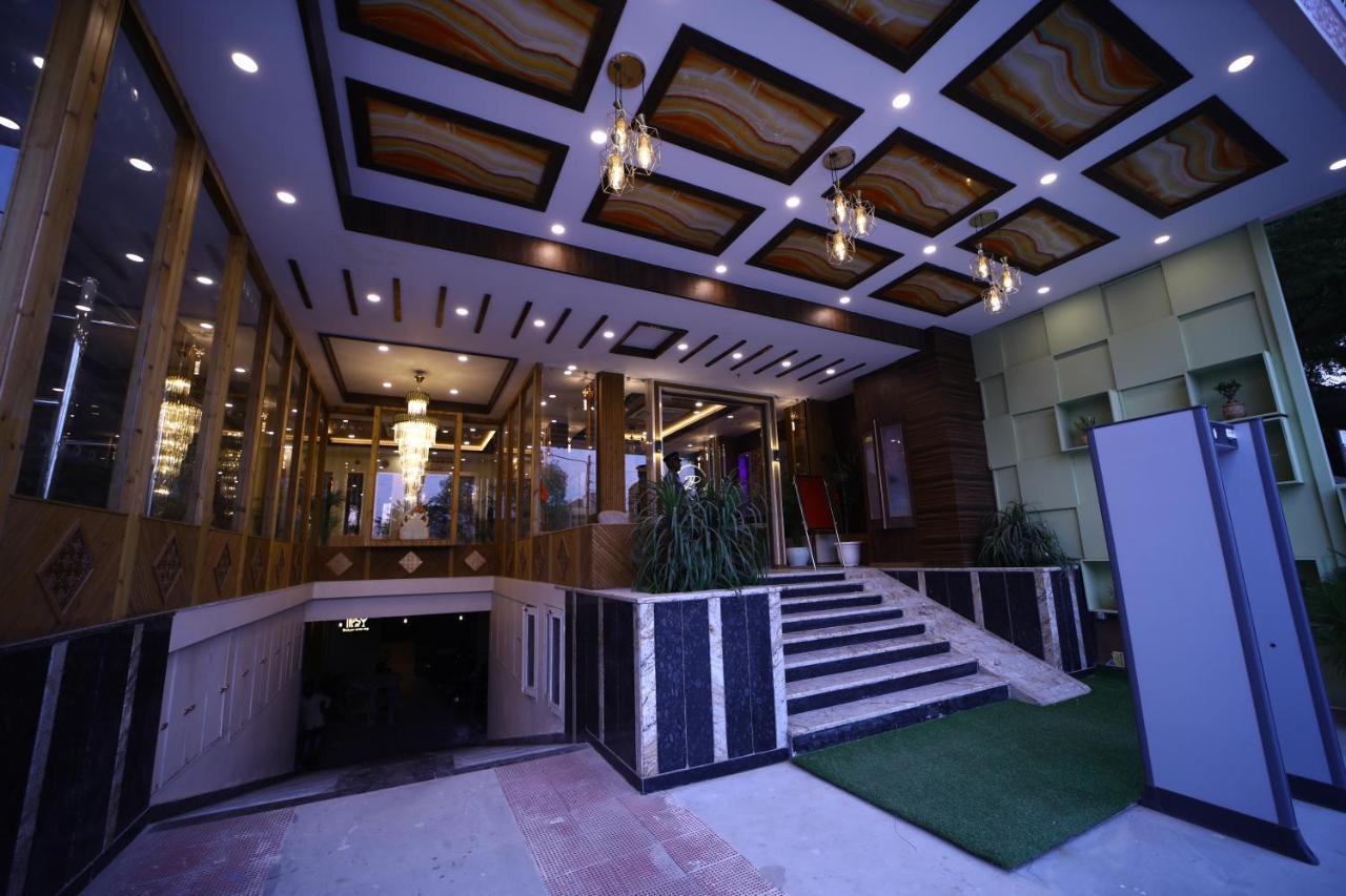 Hotel Prime Land Varanasi Esterno foto