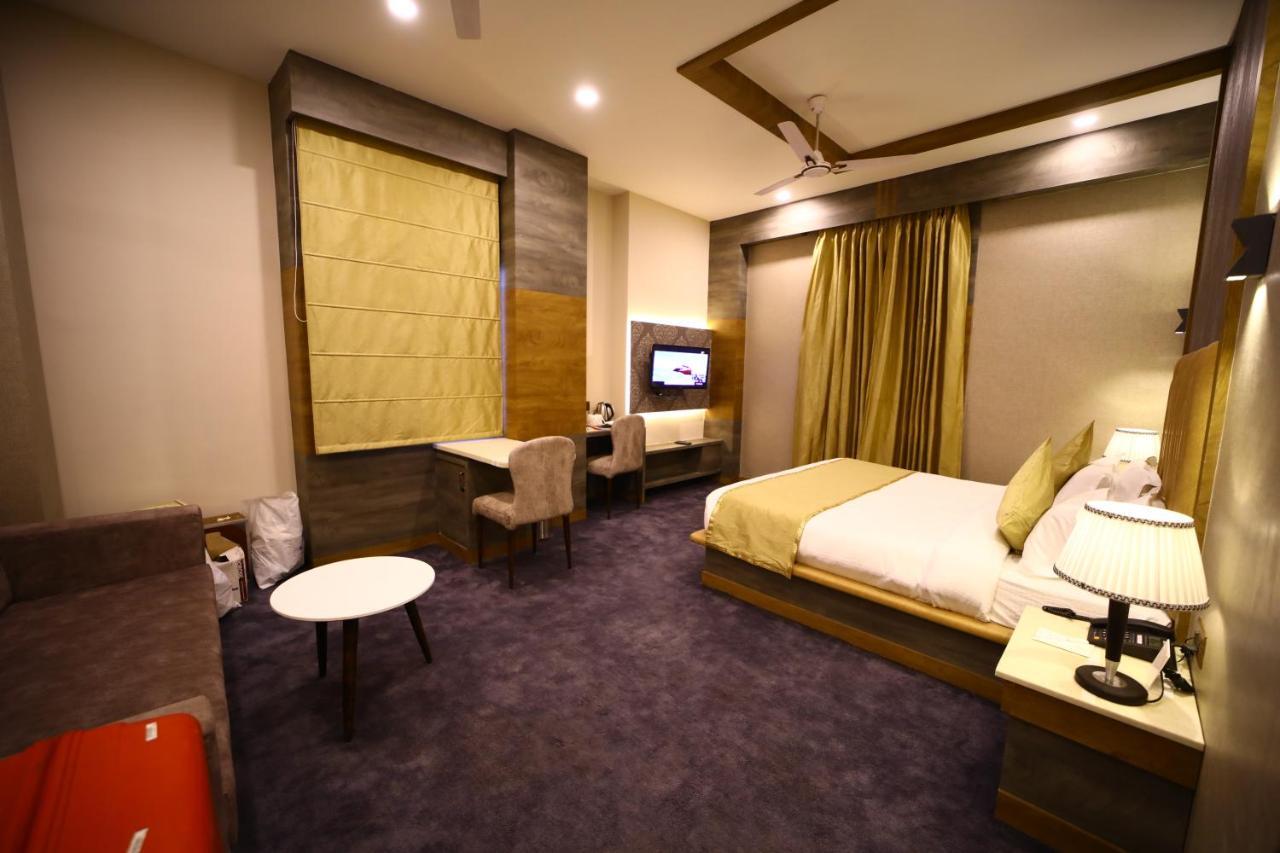 Hotel Prime Land Varanasi Esterno foto