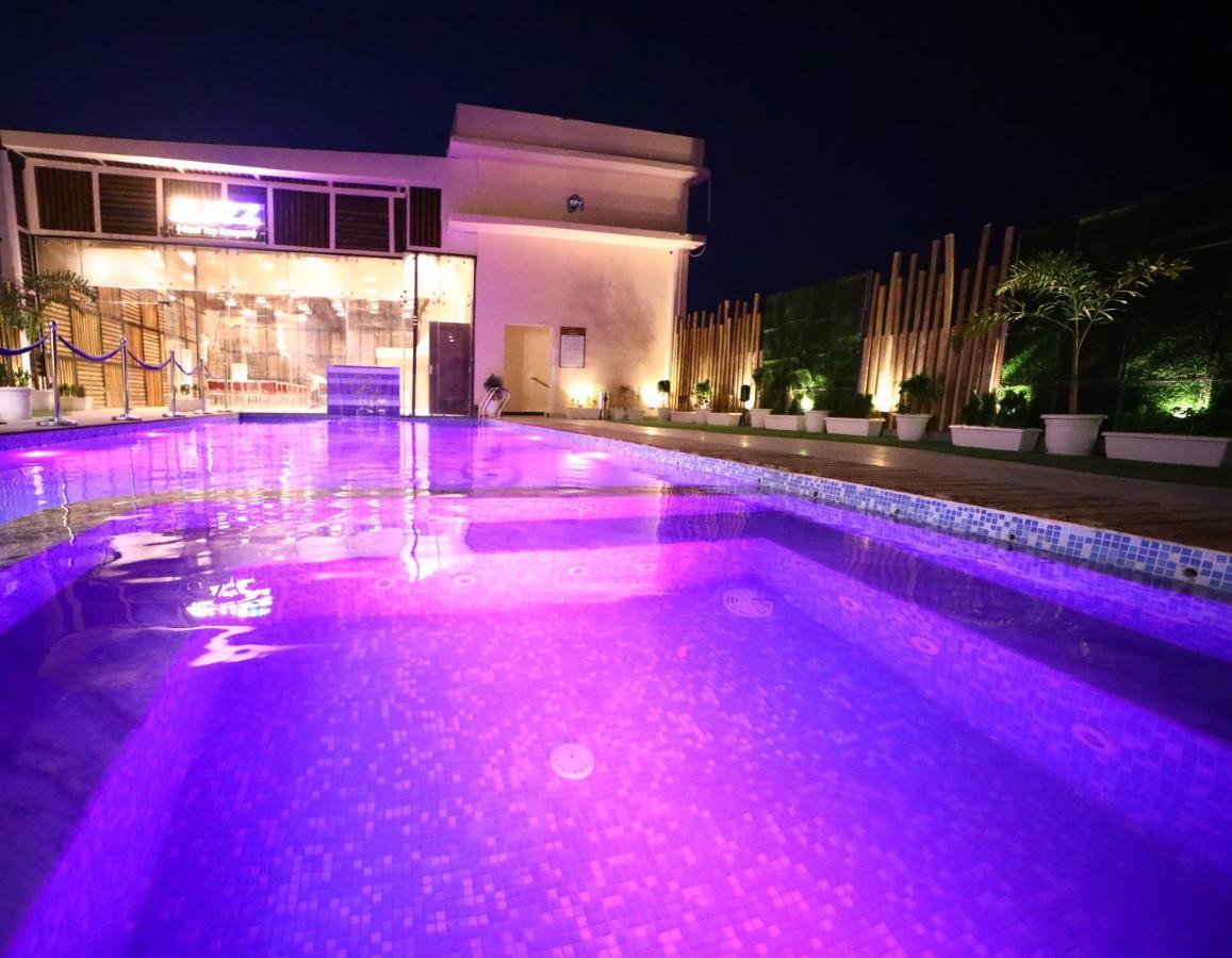 Hotel Prime Land Varanasi Esterno foto