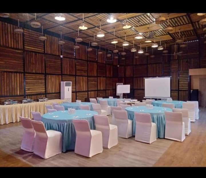 Hotel Prime Land Varanasi Esterno foto