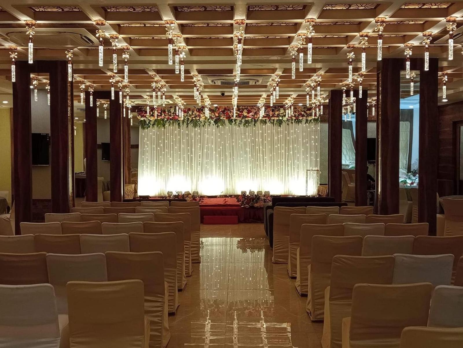 Hotel Prime Land Varanasi Esterno foto