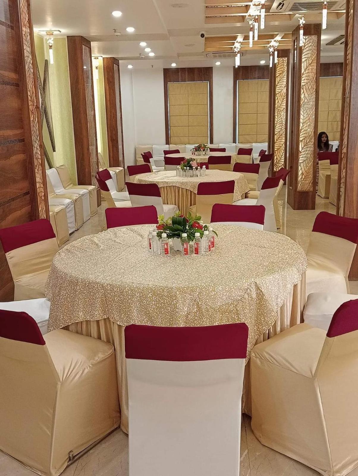 Hotel Prime Land Varanasi Esterno foto